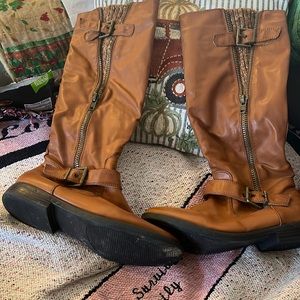Women’s boots size 10 like new, pretty detailing